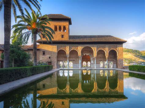 Alhambra Palace: A Monument to Moorish Splendor and Architectural Marvel!