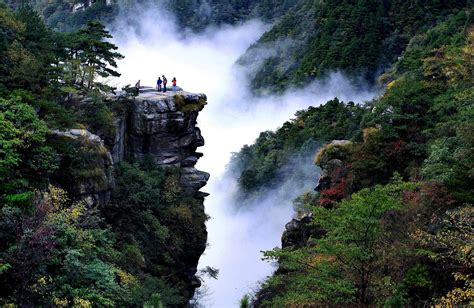  Lushan Mountain: เมืองจีนที่เต็มไปด้วยประวัติศาสตร์และธรรมชาติอันตระการตา!